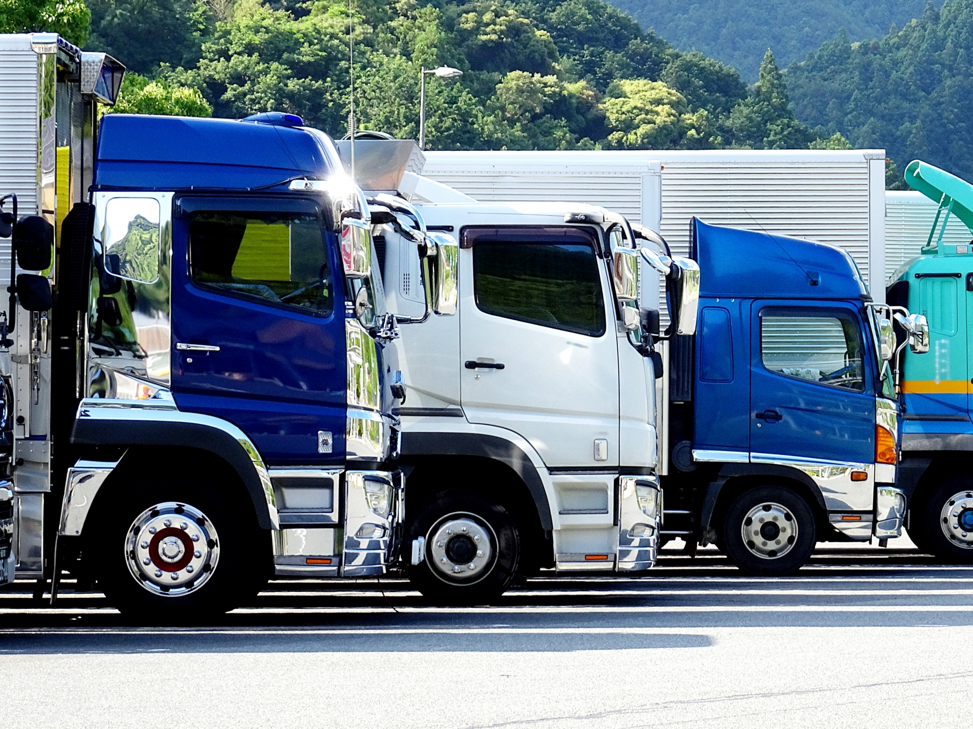 運送会社の駐車場の画像